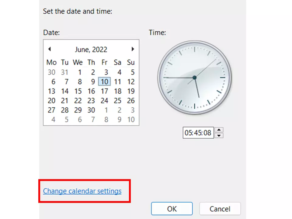 Change calendar setting to make windows 11 display weekdays